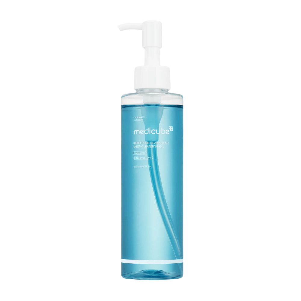 Pullo Medicube Zero Pore Blackhead Deep Cleansing Oil sinisessä pakkauksessa valkoisella pumpulla, valkoista taustaa vasten.