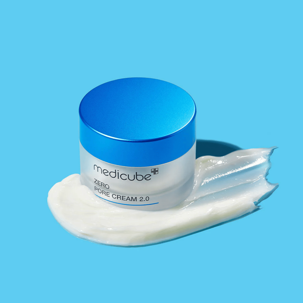 Medicube Zero Pore Cream 2.0 on kevyt ja kosteuttava voide, joka auttaa minimoimaan huokosten näkyvyyttä ja tasapainottamaan talintuotantoa. Se jättää ihon pehmeäksi, mattapintaiseksi ja raikkaaksi tukkimatta huokosia, mikä tekee siitä täydellisen rasvaiselle ja sekaiholle.