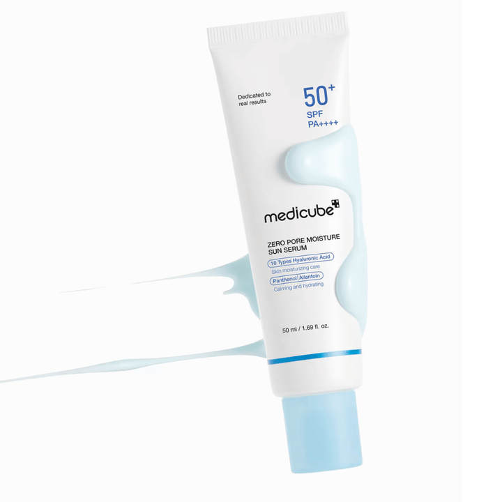 Medicube Zero Pore Moisture Sun Serum SPF50+ PA++++ seerumimaisen tuotetekstuurin ympäröimänä. Kosteuttava aurinkosuoja, jossa on 10 erilaista hyaluronihappoa kosteutukseen, mukavuuteen ja päivittäiseen UV-suojaan.
