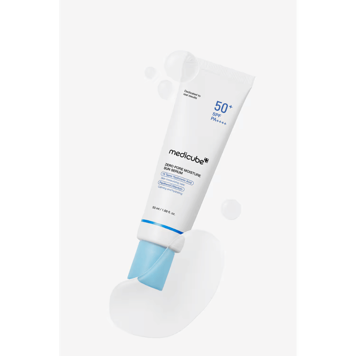 Medicube Zero Pore Moisture Sun Serum SPF50+ PA++++ kevyellä seerumitekstuurilla. Kuvassa korostetaan kosteuttavaa koostumusta, joka auttaa ihoa tuntumaan pehmeältä, rauhoitetulta ja auringolta suojatulta.