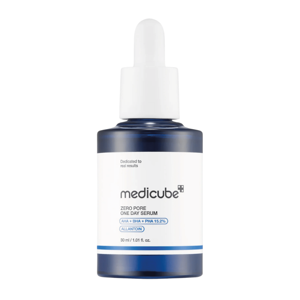 Pullo Medicube Zero Pore One Day Serum valkoisella etiketillä ja sinisillä yksityiskohdilla, kuorintatuote AHA:lla, BHA:lla ja PHA:lla, valkoisella taustalla.
