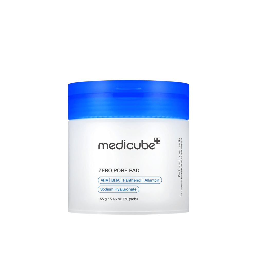 Medicube Zero Pore Pad 2.0, 70 kuorivaa kasvovettä sisältävää lappua, joissa on AHA:ta, BHA:ta ja pantenolia, valkoisessa purkissa sinisellä kannella valkoista taustaa vasten.