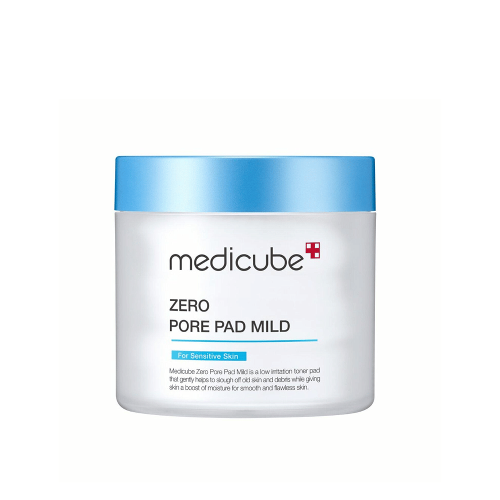 Medicube Zero Pore Pad Mild on hellävarainen kasvovesityyny herkälle iholle. Se auttaa hellävaraisesti kuorimaan pois kuolleita ihosoluja ja epäpuhtauksia samalla kun se kosteuttaa pehmeän ja sileän ihon saamiseksi. Tuotteella on sininen ja valkoinen pakkaus, ihanteellinen päivittäiseen käyttöön.