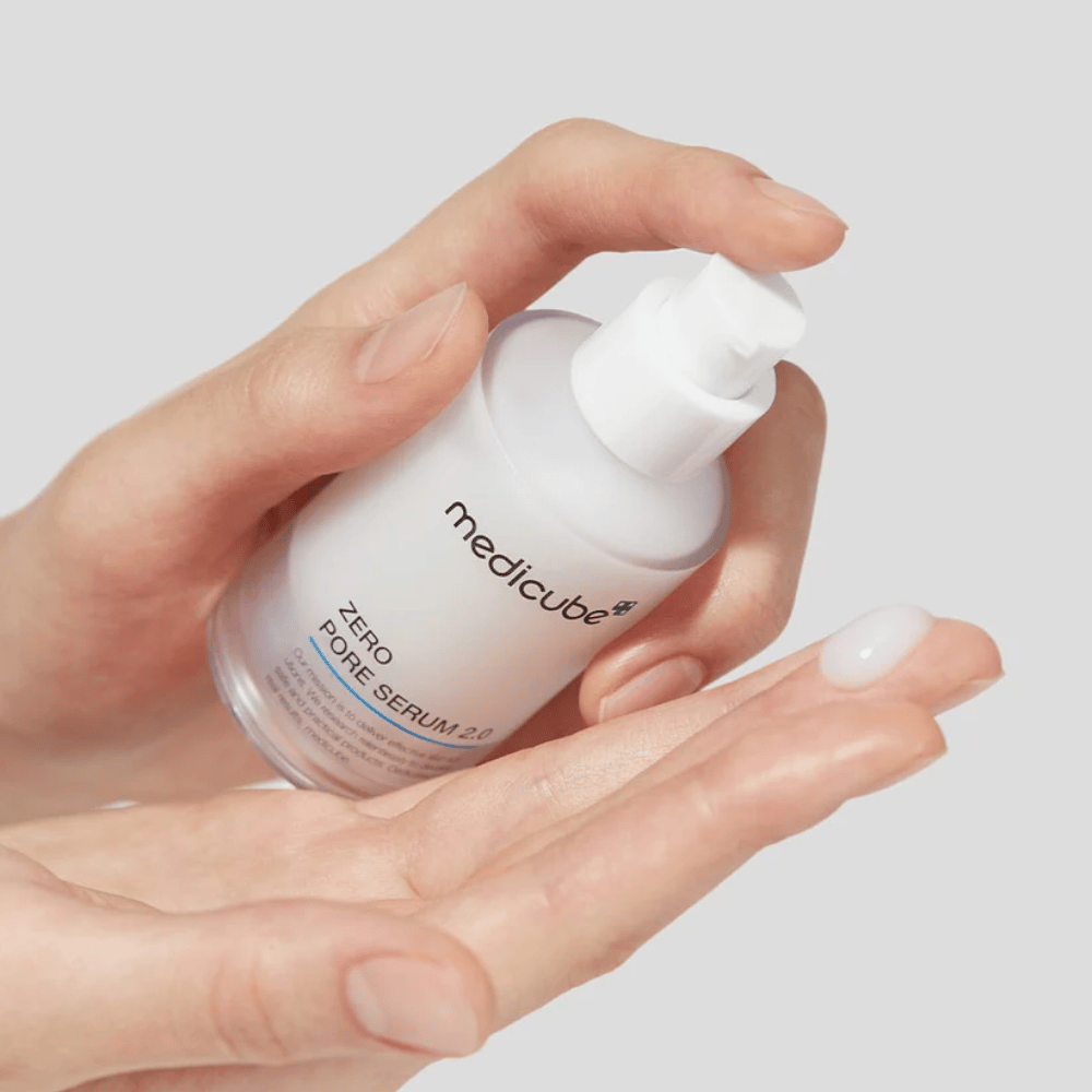 Medicube Zero Pore Serum 2.0 pumppupullossa, joka annostellaan käteen, kevyt seerumi, joka imeytyy nopeasti ja auttaa vähentämään näkyviä huokosia.
