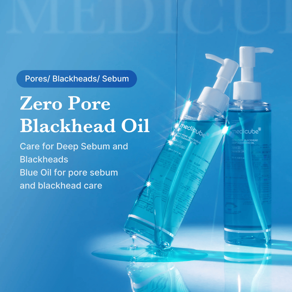 Kaksi pulloa Medicube Zero Pore Blackhead Deep Cleansing Oil sinisellä taustalla, teksti korostaa sen vaikutusta huokosiin, talirauhasiin ja mustapäihin.