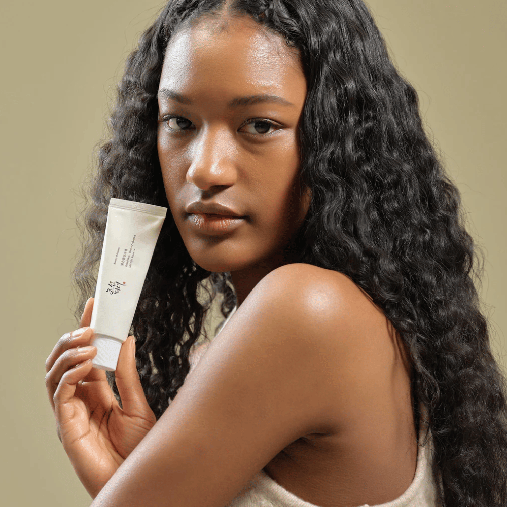 Beauty of Joseon Relief Sun SPF50+ PA++++ 50ml – korealainen aurinkovoide riisiuutteella ja probiooteilla, esitetty käytössä luonnollisessa ihonhoidossa.