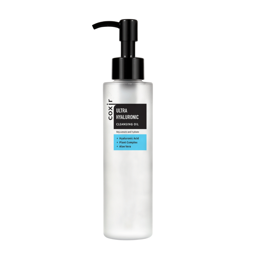 Valkoinen pumppupullo, jossa on teksti "coxir ULTRA HYALURONIC CLEANSING OIL", sisältäen hyaluronihappoa, kasviyhdistettä ja aloe veraa kosteutukseen ja puhdistukseen.