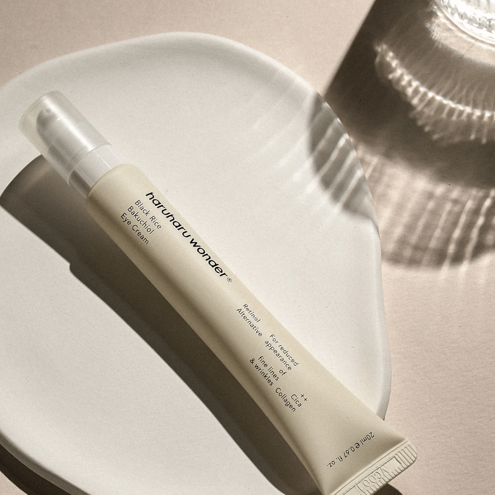 HaruHaru Wonder Black Rice Bakuchiol Eye Cream 20 ml – silmävoide mustalla riisillä, bakuchiolilla ja kollageenilla, joka vähentää hienoja juonteita ja ryppyjä, asetettuna keramiikkalautaselle pehmeässä valossa.