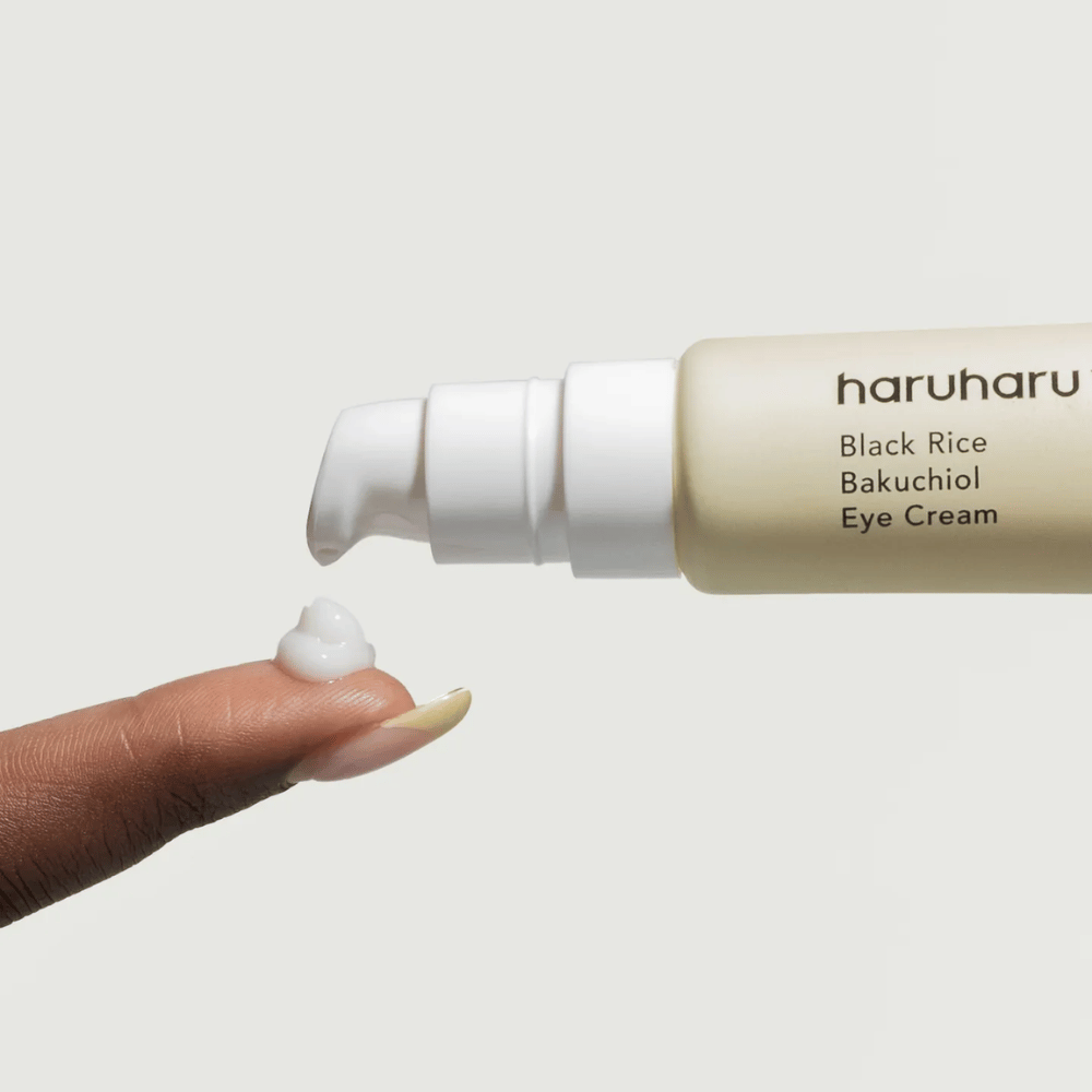 HaruHaru Wonder Black Rice Bakuchiol Eye Cream – lähikuva pumpusta, joka annostelee voidetta sormenpäähän, näyttää kosteuttavan ja ikääntymistä estävän koostumuksen.