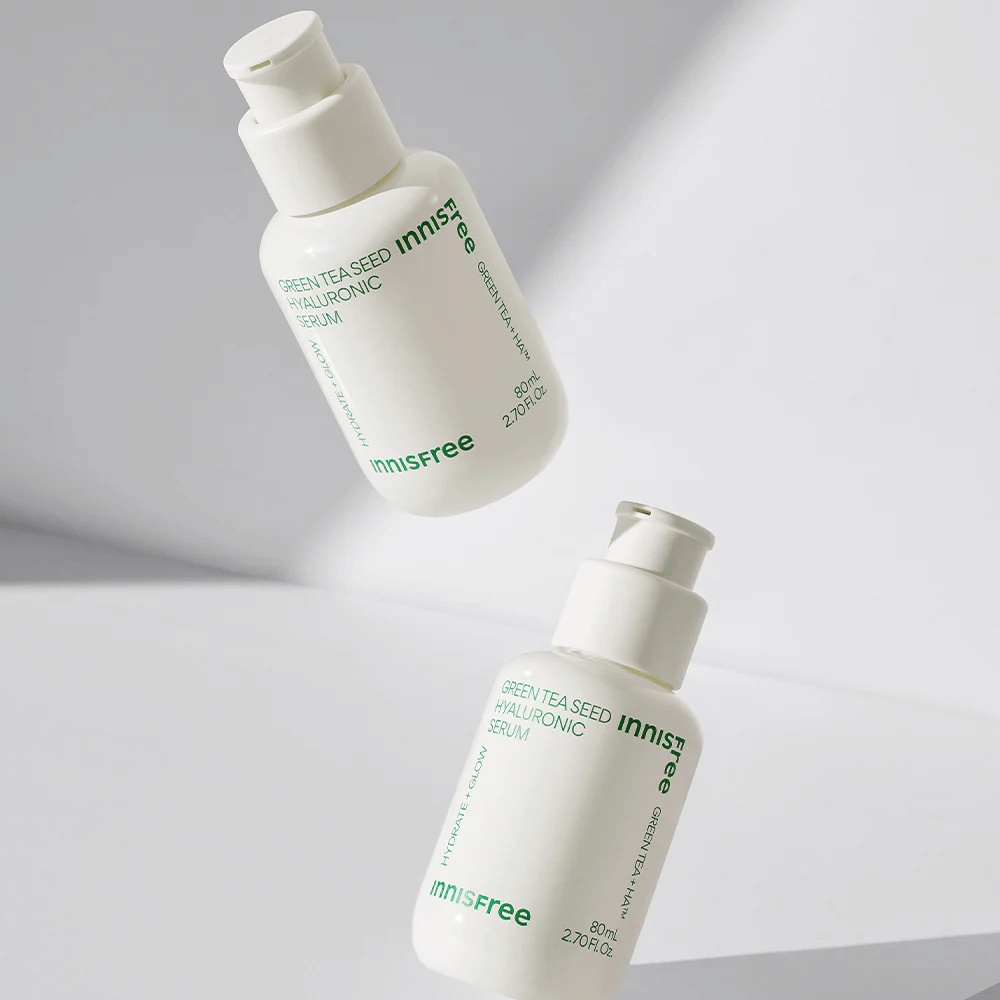 Innisfree Green Tea Seed Hyaluronic Serum 80 ml pullo valkoisella pinnalla.