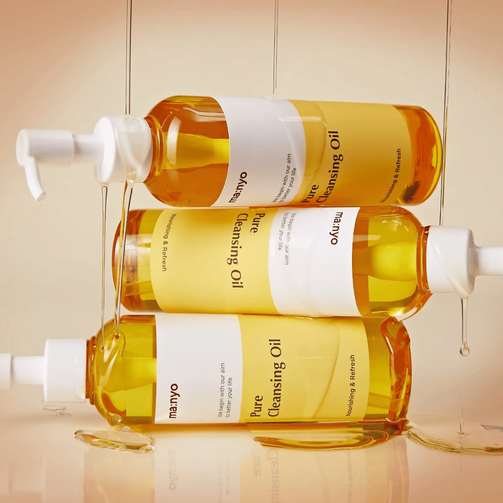 Kolme pulloa ma:nyo Pure Cleansing Oil 200ml pinottuina ihonhoitoon ja meikinpoistoon.