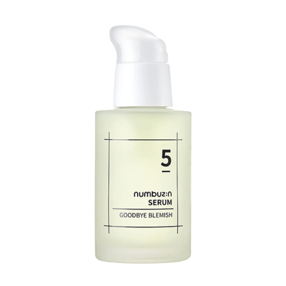 Yksi pullo No.5 Goodbye Blemish Serum 50ml numbuzin valkoisella taustalla.