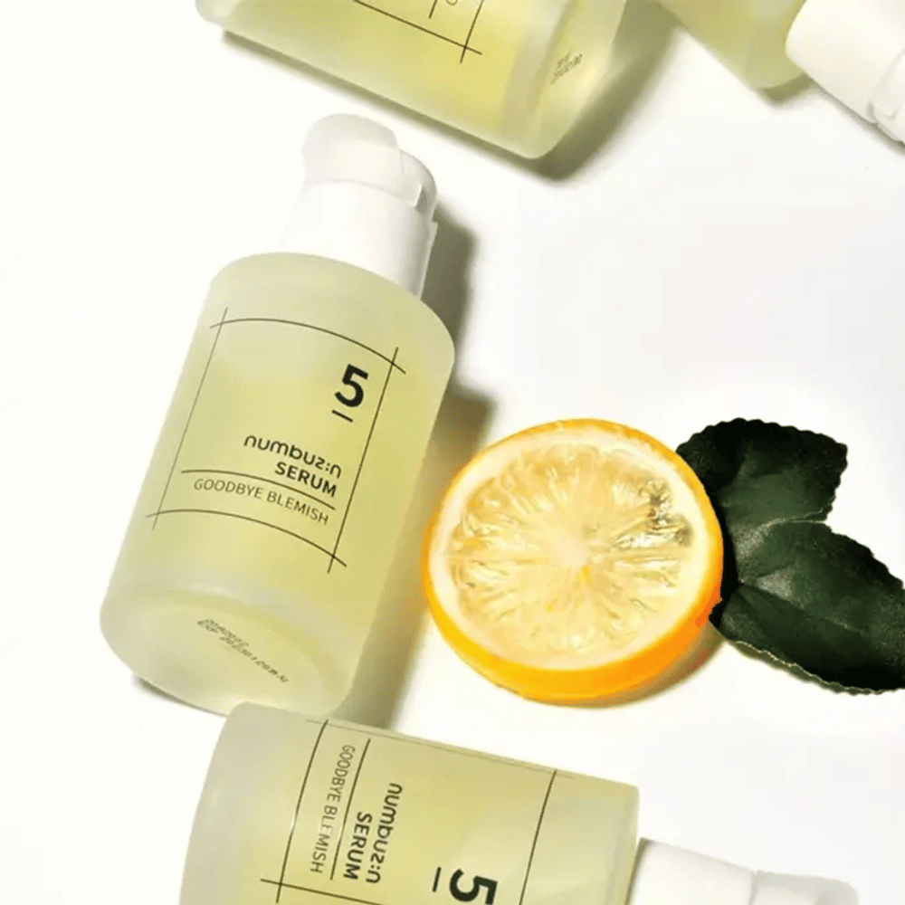 Viisi pulloa numbuzin No.5 Goodbye Blemish Serum 50ml sitruunoiden ja lehtien kanssa, jotka kohdistuvat tahroihin ja aknearpien.
