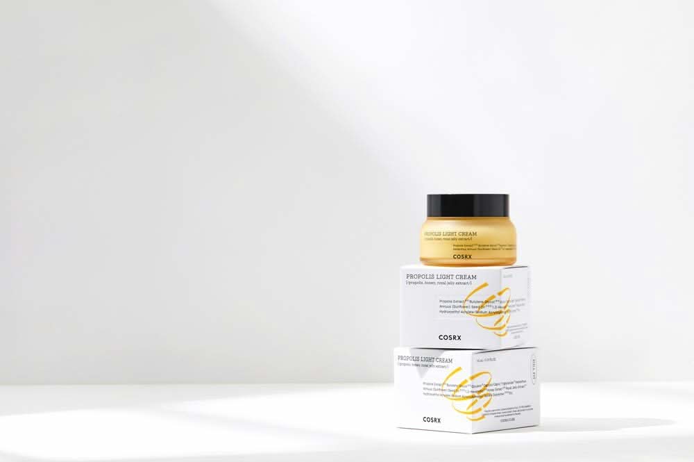 Nippu COSRX Full Fit Propolis Light Cream 65 ml laatikoita.