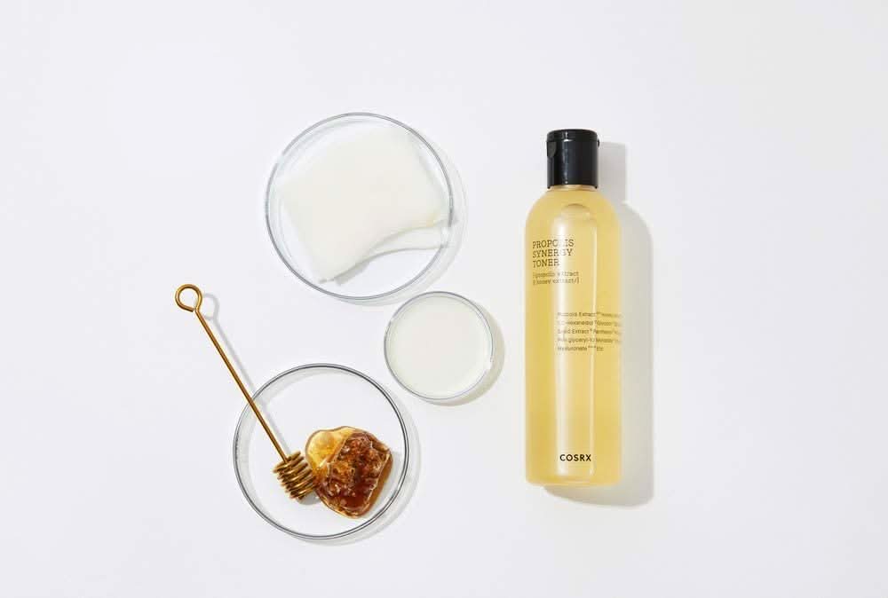 Pulloa COSRX Full Fit Propolis Synergy Toner 150 ml tulehdusta ja bakteereja vastaan, asetettu valkoiselle pinnalle.