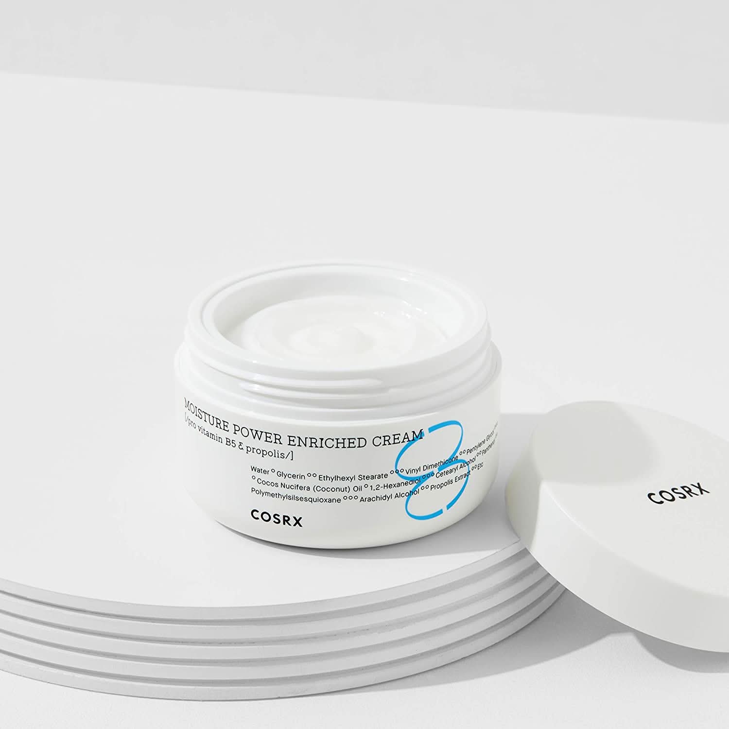 Purkki COSRX Moisture Power Enriched Cream 50ml, joka on pöydän päällä.