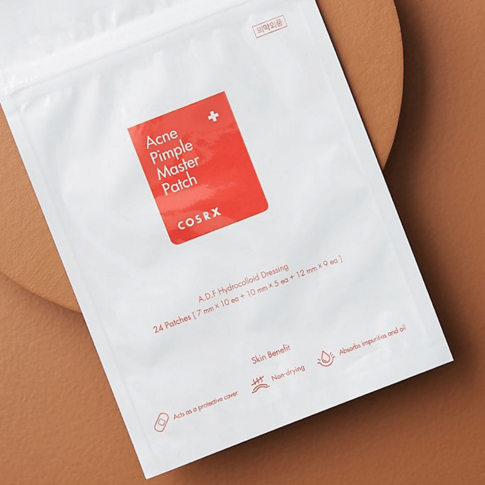 Paketti COSRX Acne Pimple Master Patch (1paketti x 24 laastaria) ruskealla taustalla, hydrokolloiditeknologialla aknen ja näppylöiden hoitoon.