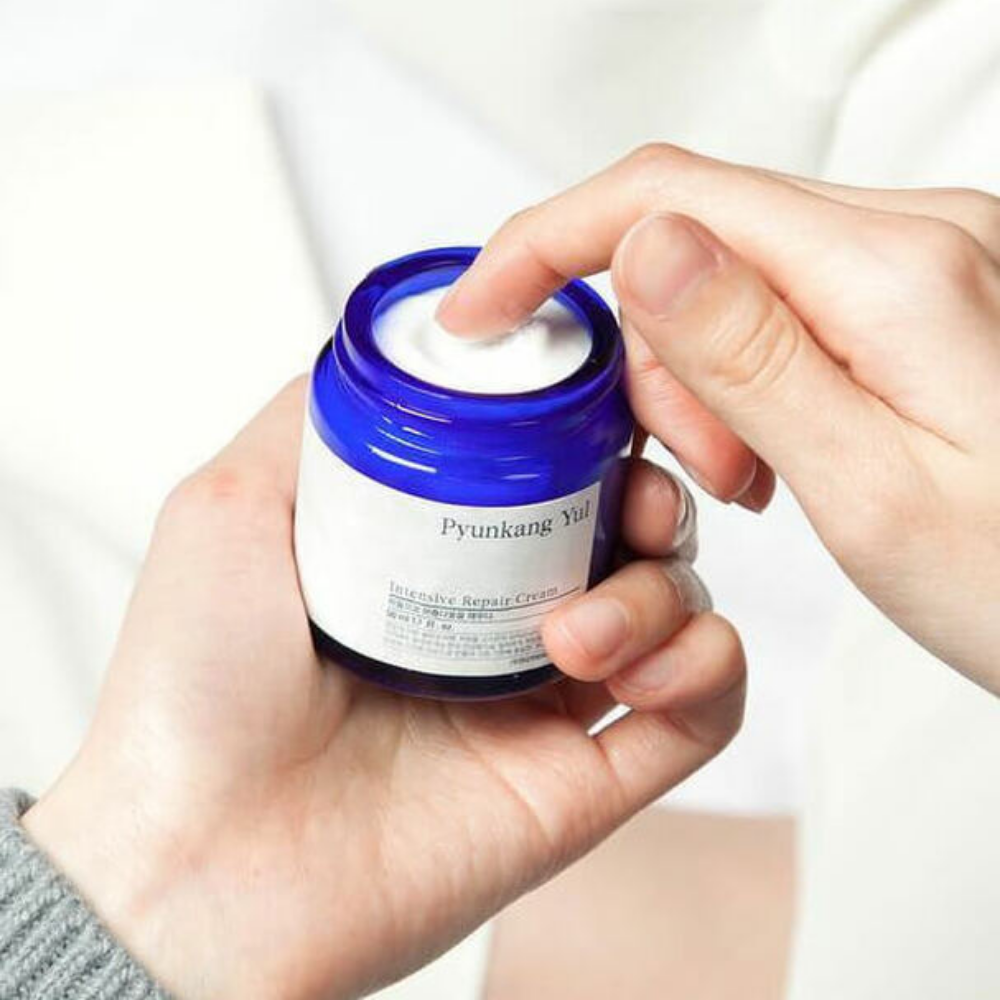 Henkilö pitelee purkkia Pyunkang Yul Intensive Repair Cream 50ml.