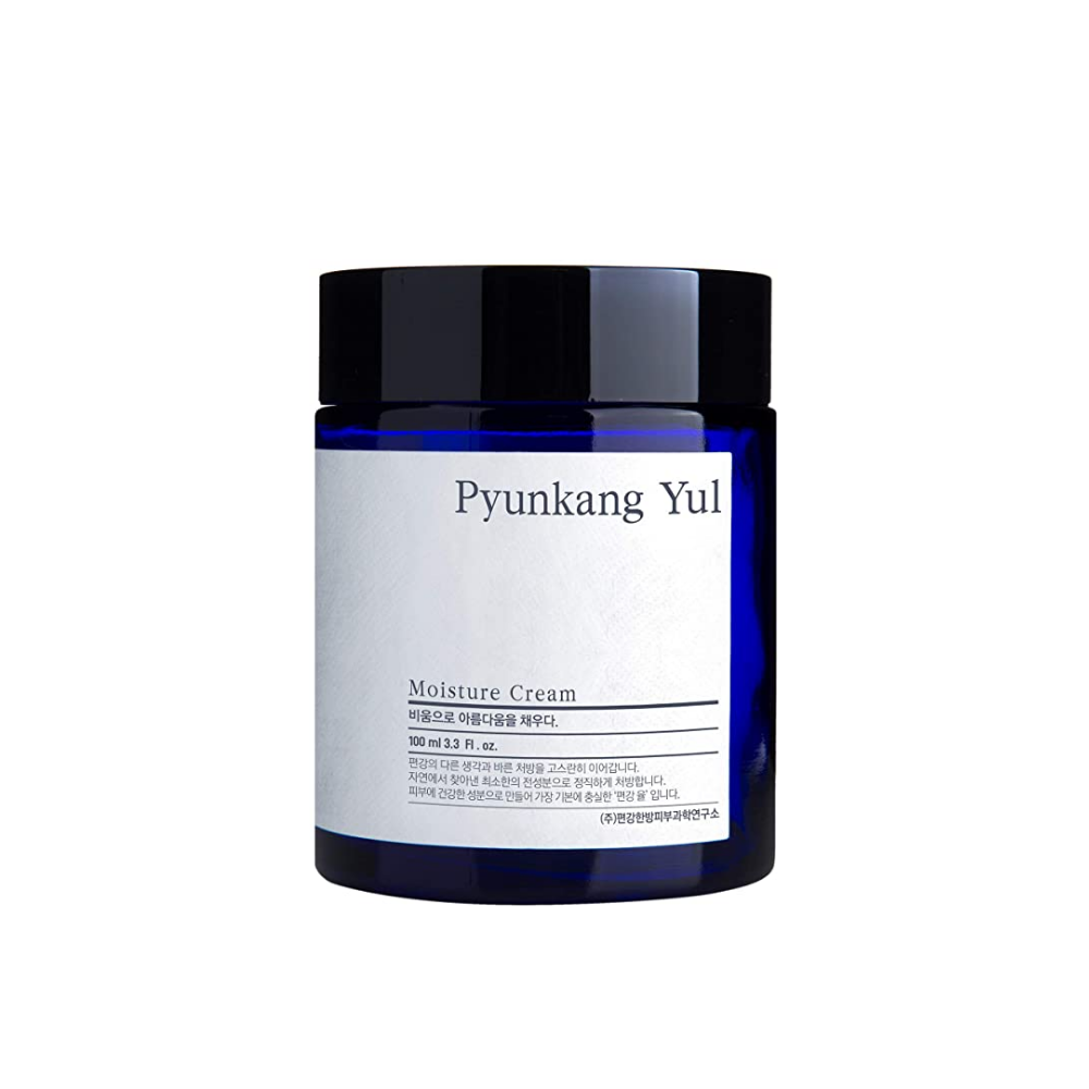 100 ml:n purkki Pyunkang Yul Moisture Cream valkoisella taustalla kosteuttavilla ominaisuuksilla.