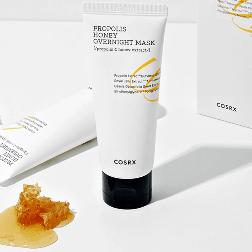 Laatikko Full Fit Propolis Honey Overnight Mask 60ml COSRX:sta hunajapullon vieressä, propolisuutteella.