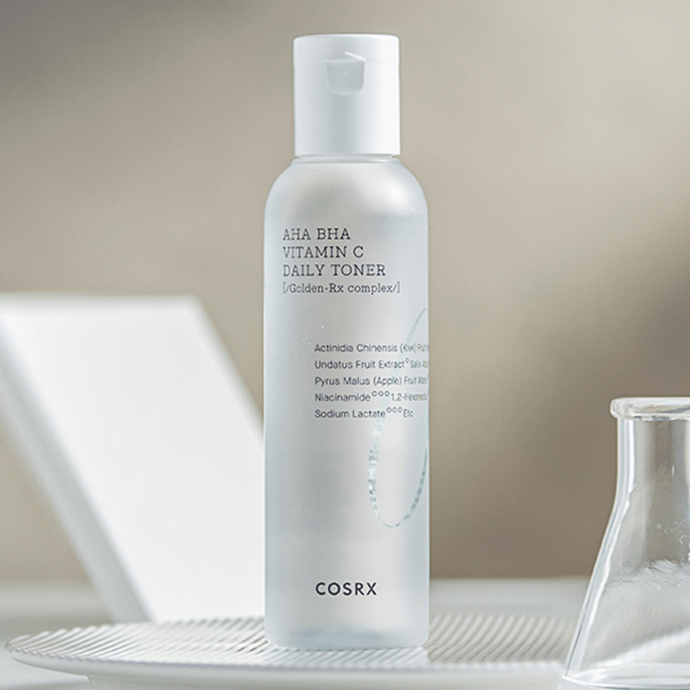 Pullo COSRX Refresh AHA BHA Vitamin C Daily Toner 150ml, joka istuu valkoisen levyn päällä.