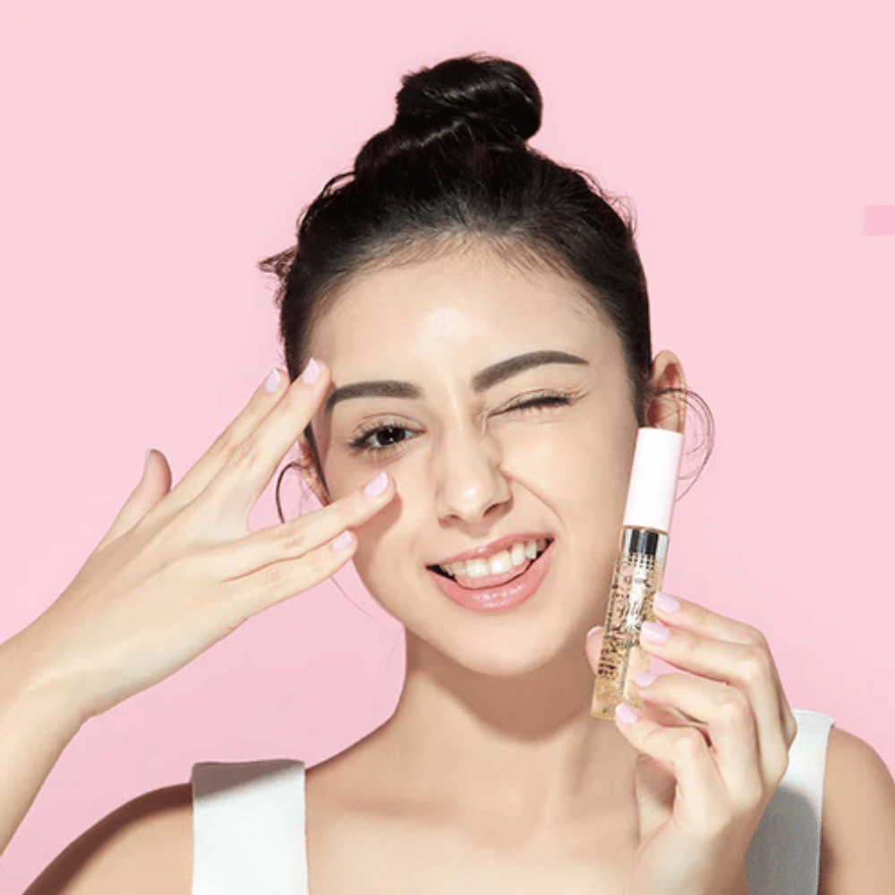 Nainen pitää kasvojensa edessä pullon ETUDE My Lash Serum 9g vahvistaakseen ripsiä.