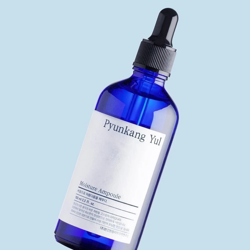 Sininen pullo sinisellä taustalla Pyunkang Yul'n Moisture Ampoule 100ml seerumilla.