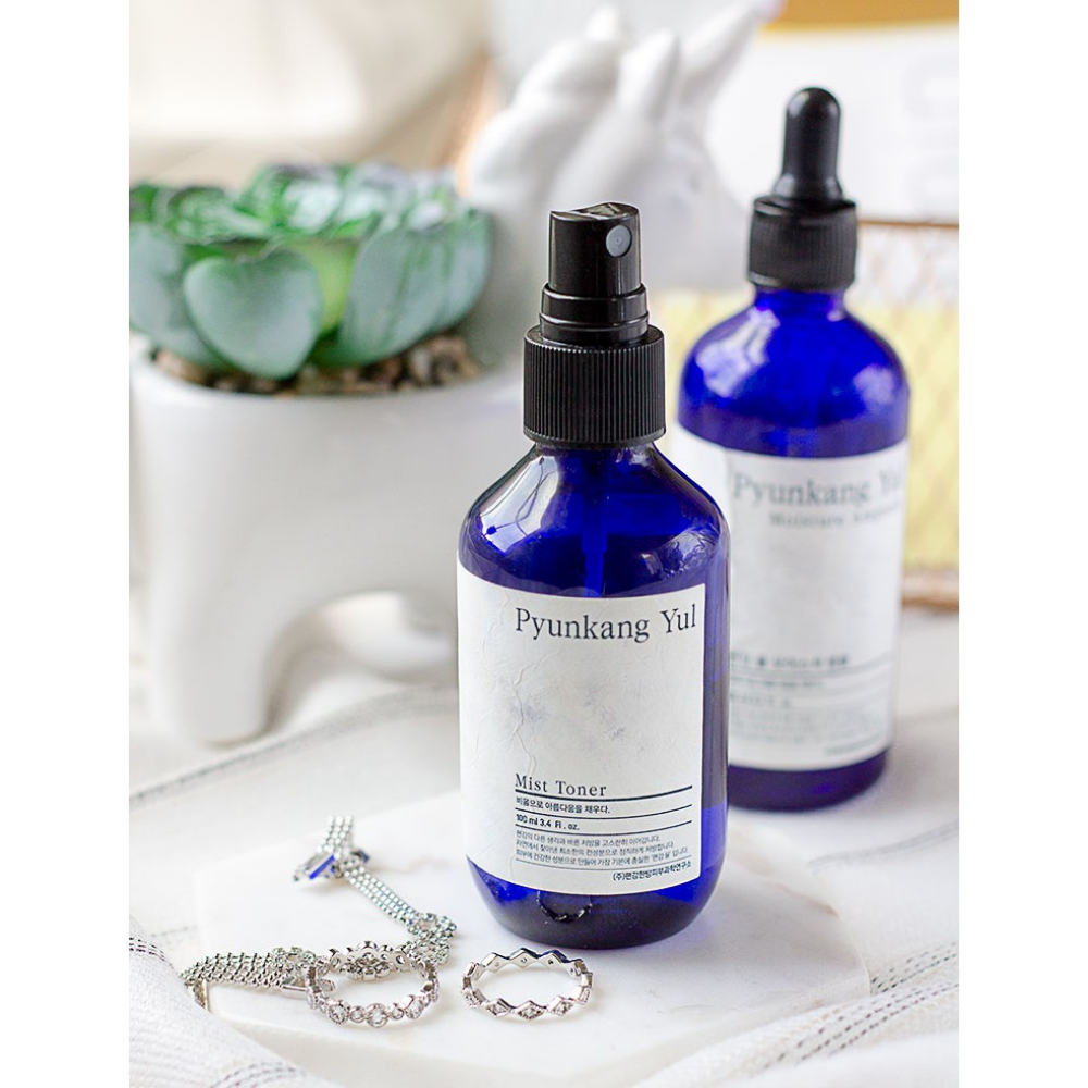 Pulloa Pyunkang Yul Mist Toner, allergiaystävällinen toner, pöydällä kaktuksen vieressä.