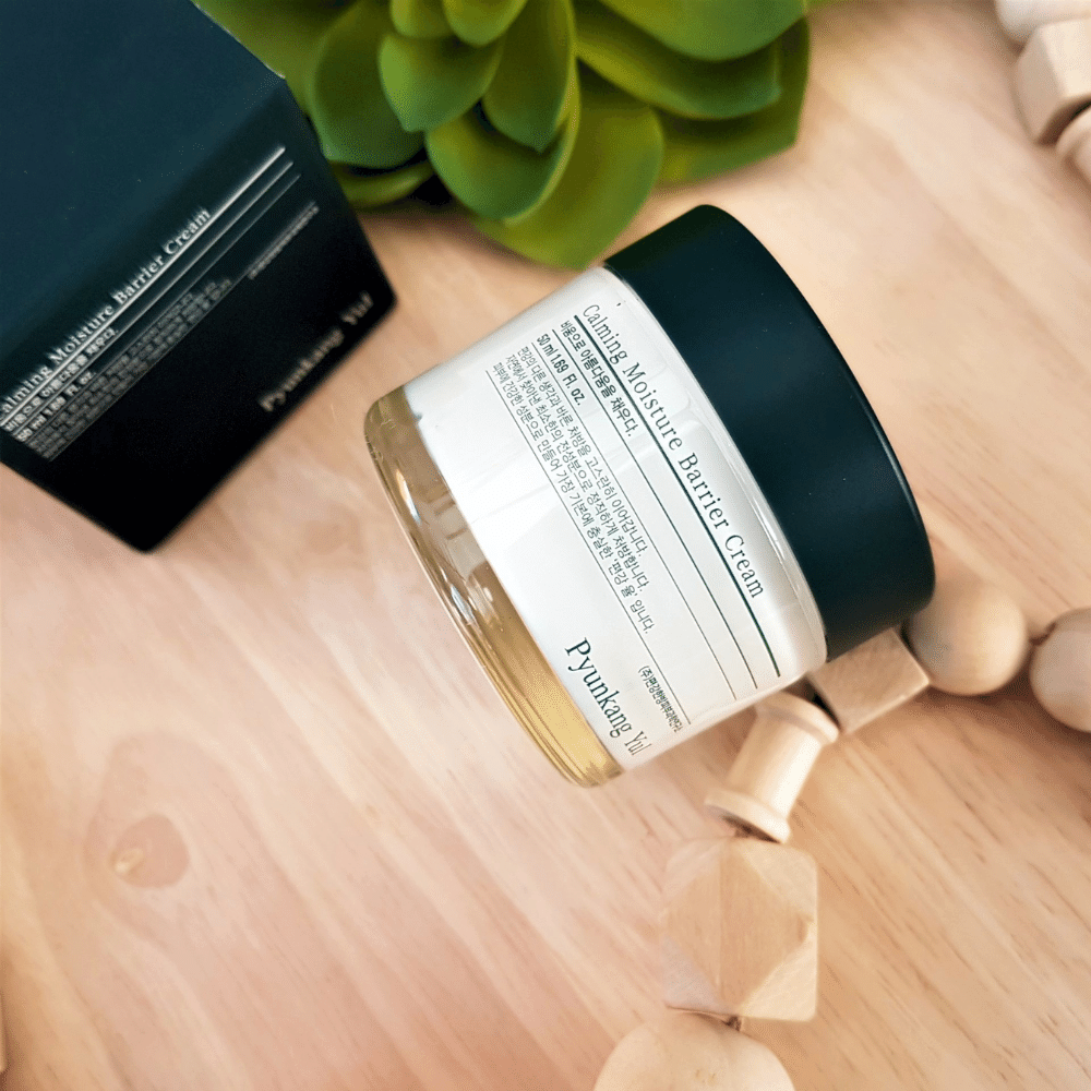 Purkki Pyunkang Yul Calming Moisture Barrier Cream 50 ml, joka istuu puupöydän päällä.