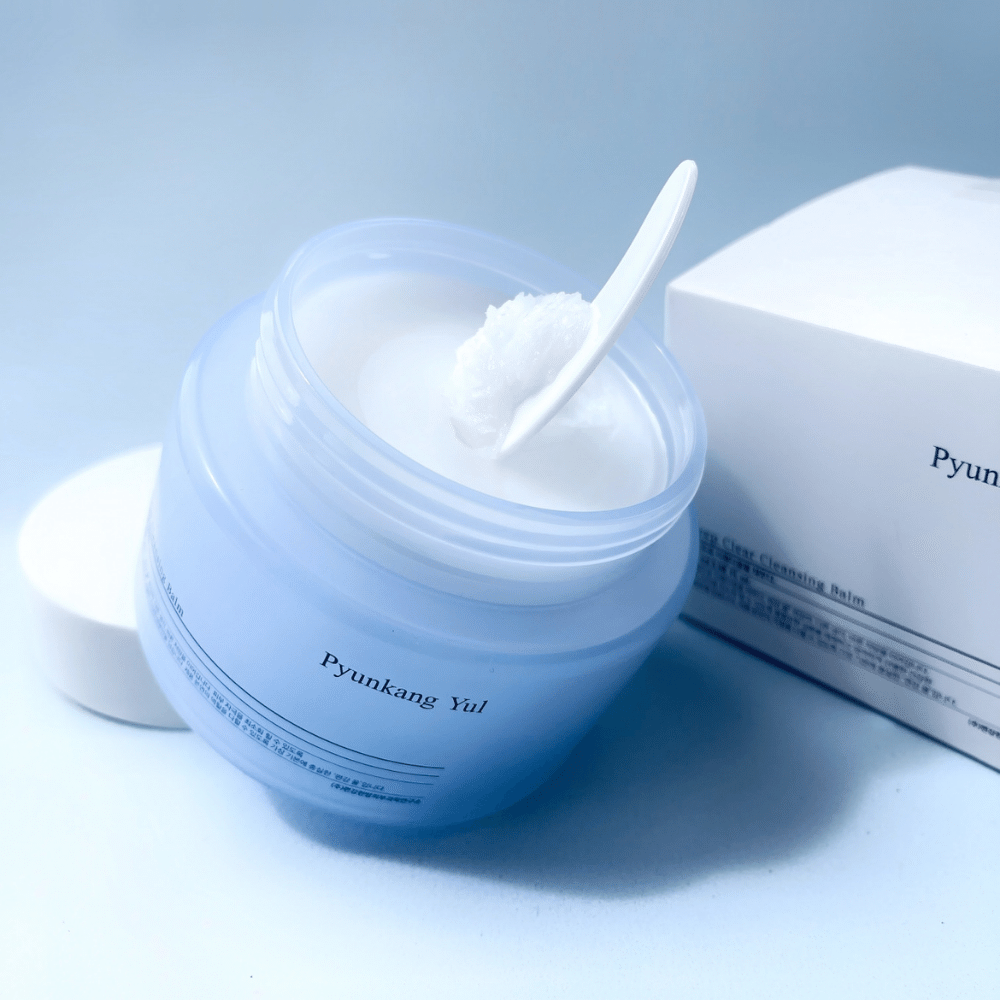 Purkki Pyunkang Yul Deep Clear Cleansing Balm 100ml lusikan vieressä.