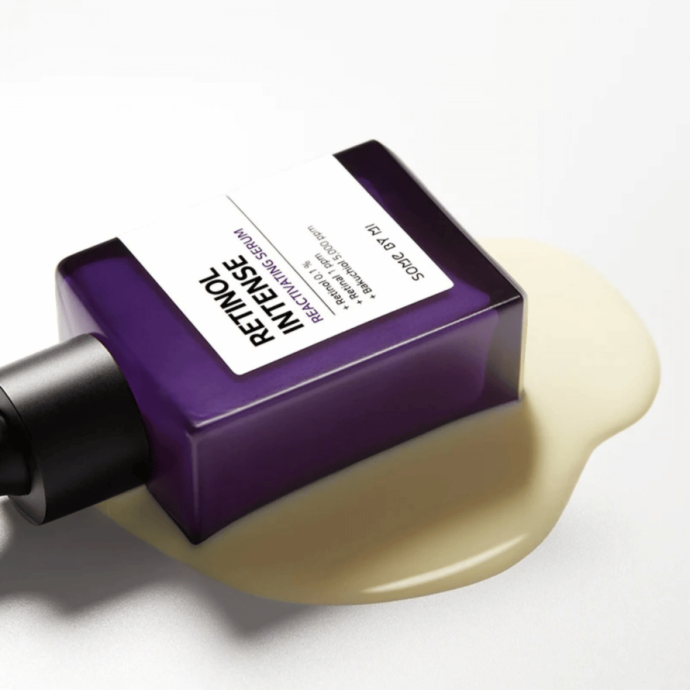 Pullo SOME BY MI Retinol Intense Reactivating Serum 30ml, joka istuu valkoisen pinnan päällä.