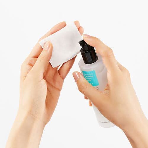 Käsi, joka näyttää COSRX Two In One Poreless Power Liquid 100ml käyttöä rasvaiselle iholle.