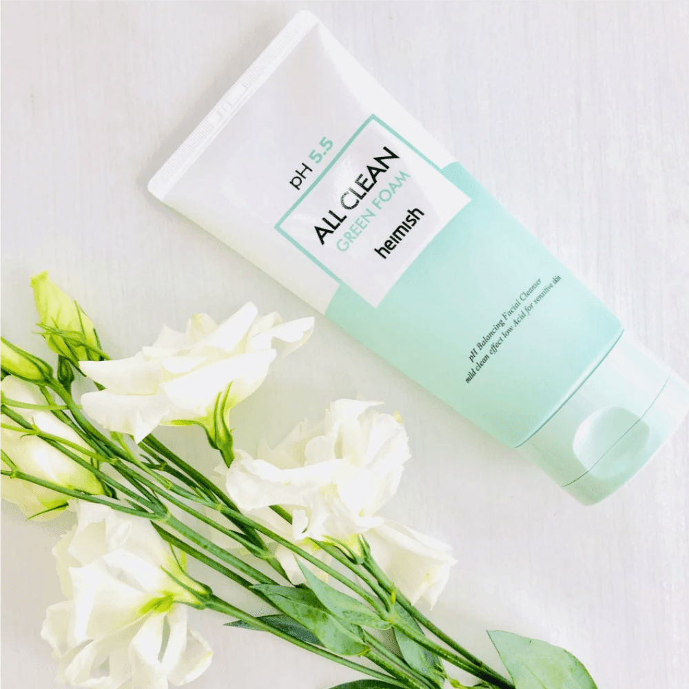 Tubi heimish All Clean Green Foam 150ml valkoisten kukkien vieressä.
