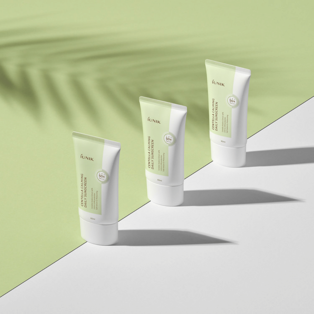 Kolme putkiloa iUNIK Centella Calming Daily Sunscreen SPF 50+ suojaa UVA- ja UVB-säteilyä vastaan valkoisella taustalla.